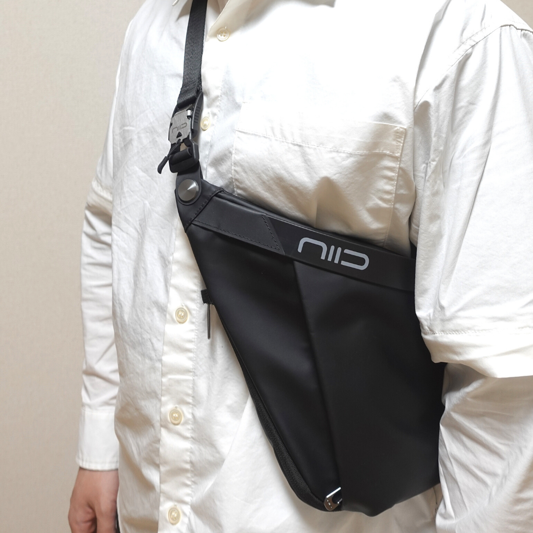 【NIID FINO Ⅳ】はシリーズの中で最薄のスリングバッグ